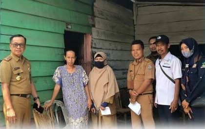 Crosscheck Lapangan, Kadinsos Verifikasi Data Warga Miskin. Sumber: lubuklinggaukota.go.id