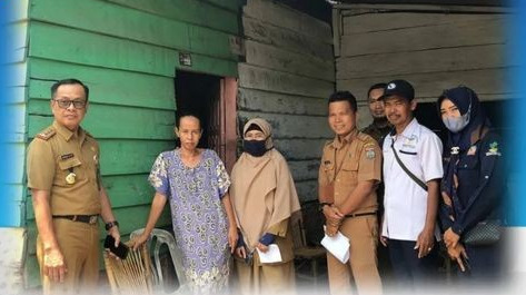 Crosscheck Lapangan, Kadinsos Verifikasi Data Warga Miskin. Sumber: lubuklinggaukota.go.id