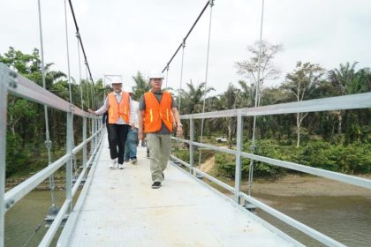 Jembatan Gantung Rampung Mudahkan Warga Angkut Hasil Bumi. Sumber: pemprov.go.id