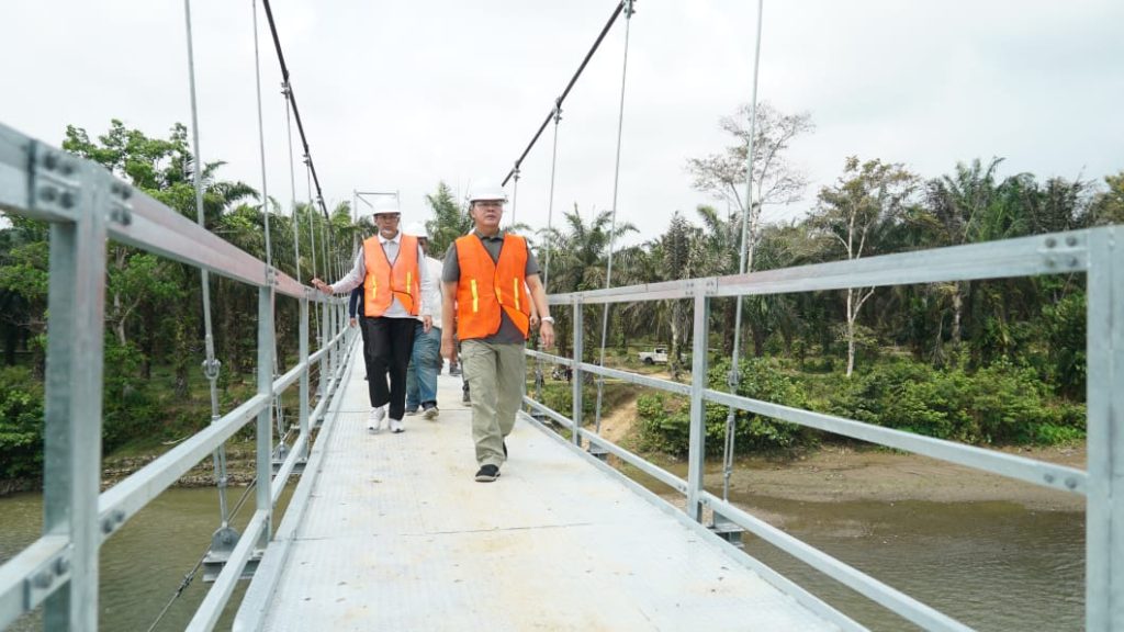 Jembatan Gantung Rampung Mudahkan Warga Angkut Hasil Bumi. Sumber: pemprov.go.id