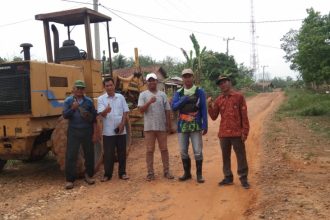 PUTR OKU Timur Perbaiki Jalan Desa. Sumber: Istimewa