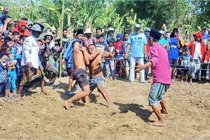 Tradisi Okol Madura. Sumber Foto: Radar Madura