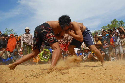 Tradisi Okol Madura.  Sumber Foto: Gelombang Pulau Madura