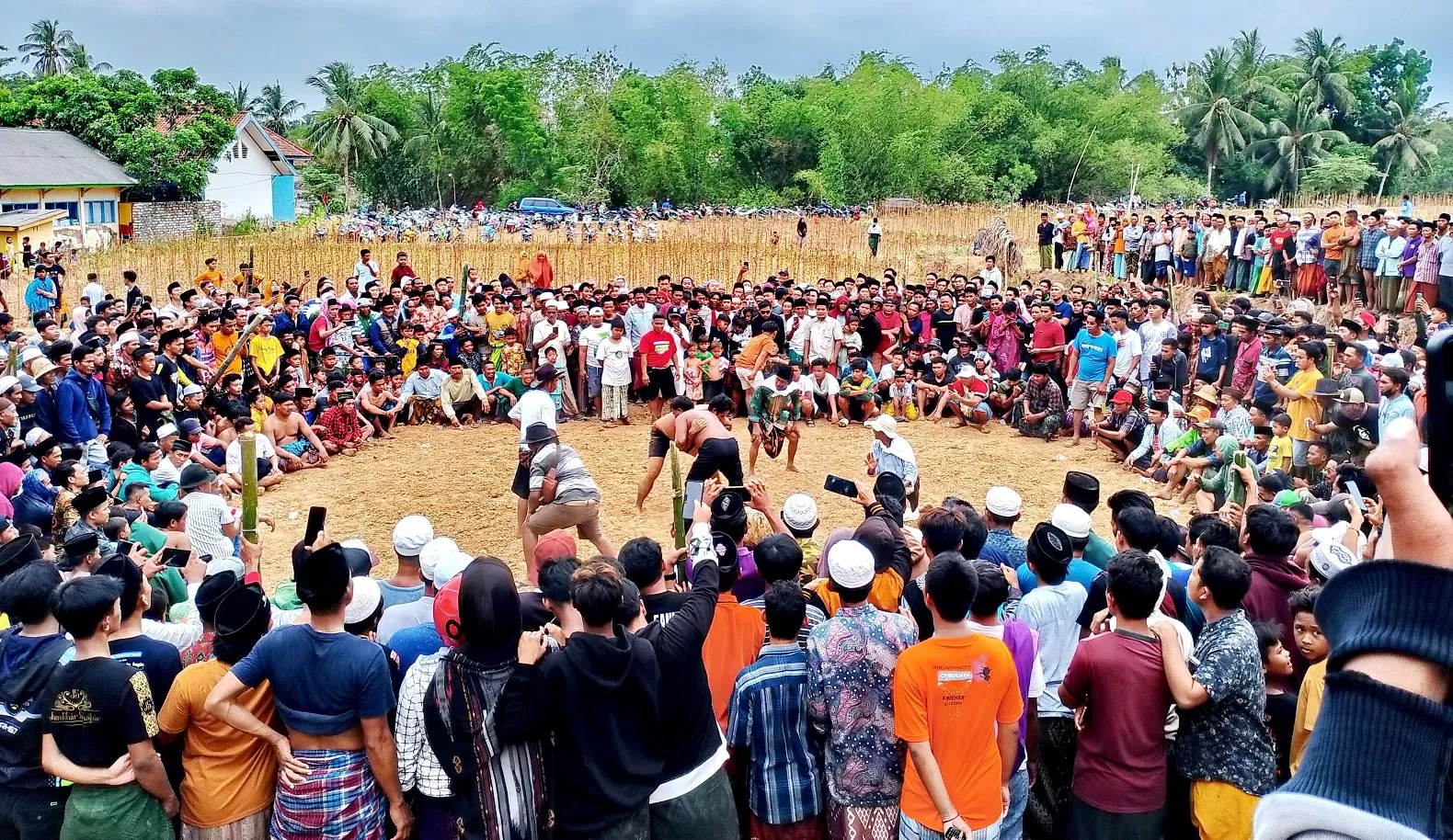 Tradisi Okol Madura.  Sumber Foto: Radar Madura