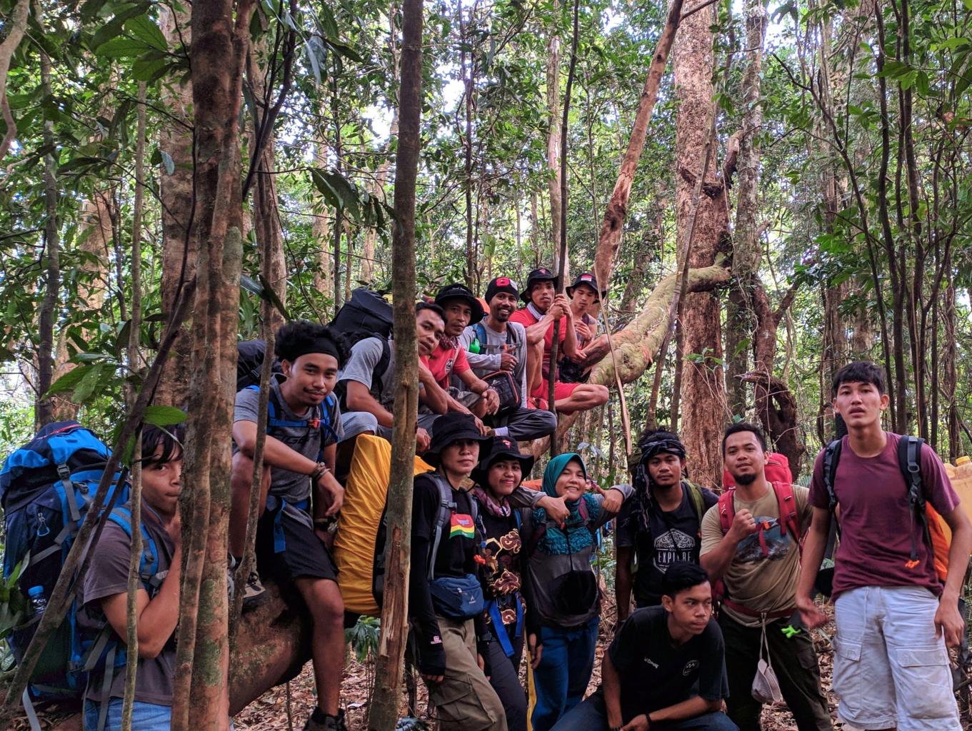 Keseruan Wisatawan yang saat berkunjung di Perbukitan Desa Wisata Cipta Karya. Sumber foto : Dok. Kemenparekraf.