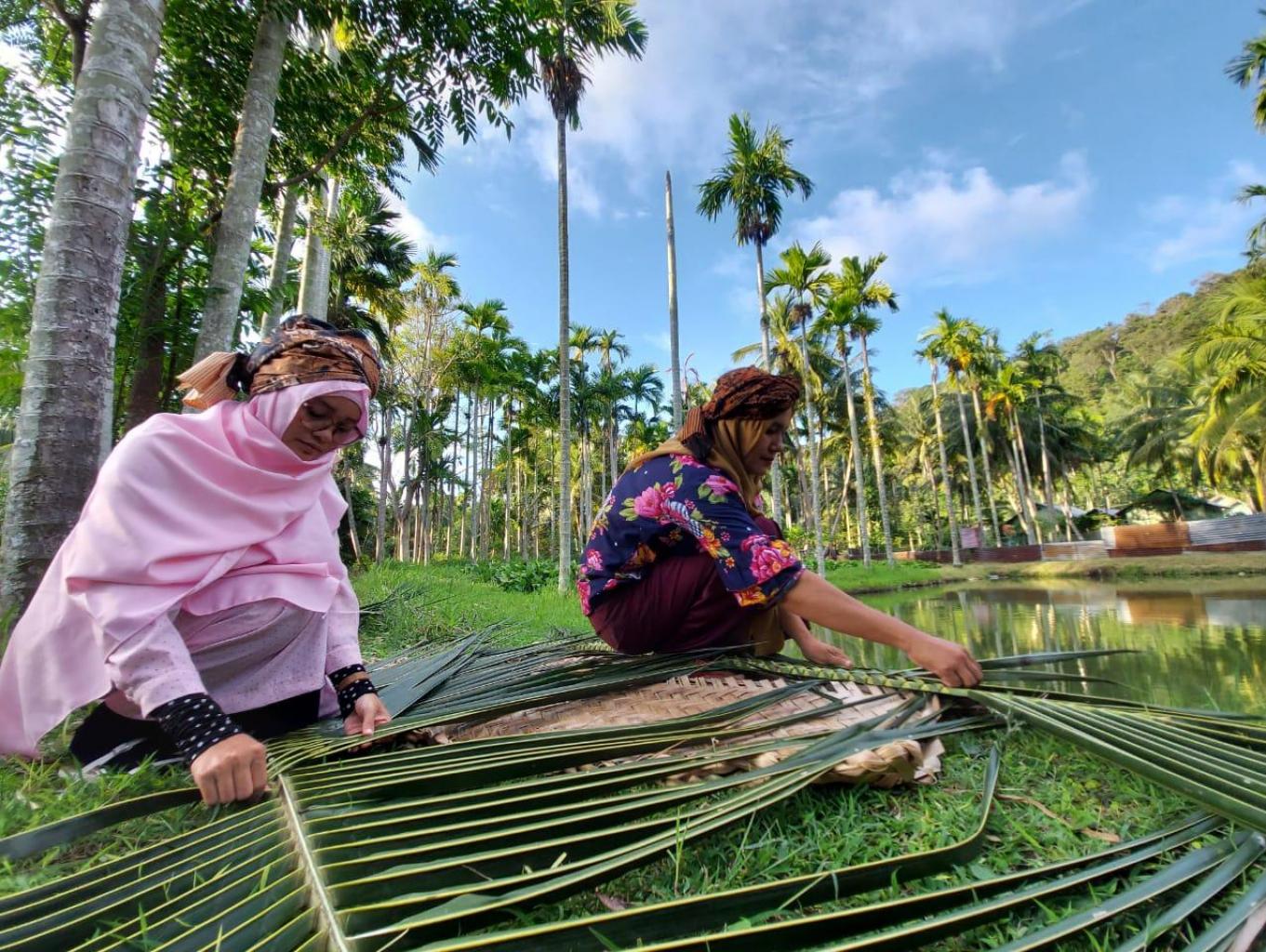 Warga Desa Aneuk Laot memanfaatkan hasil alam. Sumber foto : Dok. Kemenparekraf.