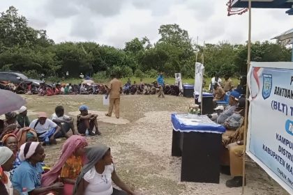 Masyarakat dan Tokoh Adat Saksikan Penyerahan BLT, Sumber Foto: Istimewa