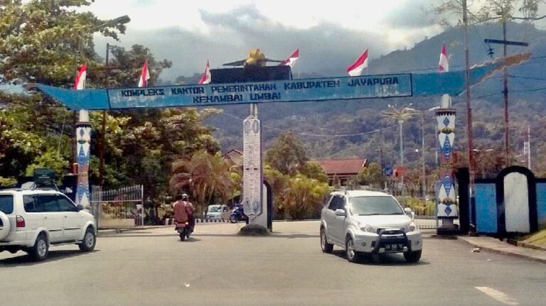 Tugu Selamat Datang di Kompleks Perkantoran Pemkab Jayapura, Sumber Foto: dinkes.papua.go.id