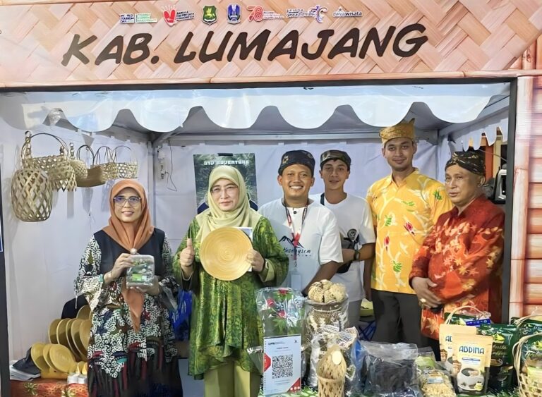 Stan Desa Wisata Pronojiwo dan Pasrujambe. Sumber foto: Kominfo Lumajang.