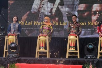 Gubernur Jatim Khofifah Indar Parawansa saat membuka Jambore ke-3 BUM Desa dan Kick Off BUM Desa Auditable di Wisata Nangkula Park, BUM Desa Larasati, Desa Kendalbulur, Kecamatan Boyolangu, Kebupaten Tulungagung. Sumber foto: Kominfo Jatim.