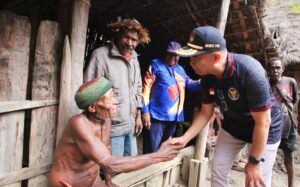 Mentri PMK Tinjau Kesehatan dan Kemiskinan Suku Dani, Sumber Foto: kemenkopmk.go.id