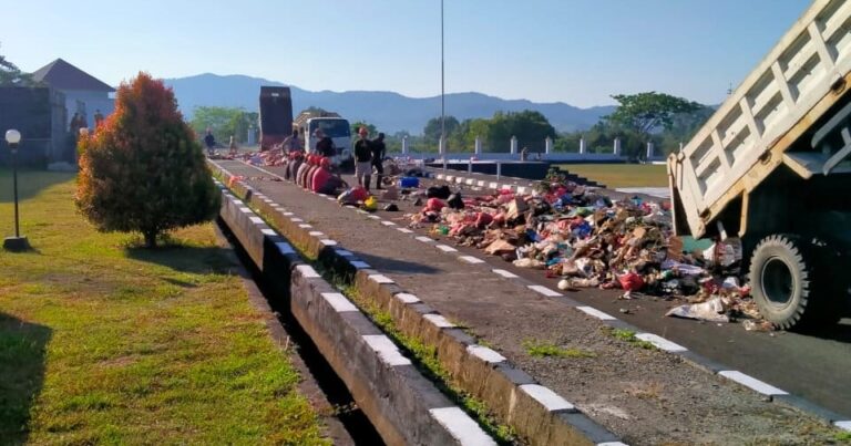 Kantor Bupati SBB Dipenuhi Sampah Berserakan, Sumber Foto: Istimewa