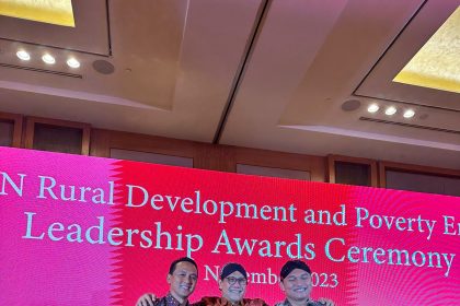 Mendes PDTT atau Gus Halim saat berfoto bersama dalam kegiatan AMRDPE di Singapura. Sumber Foto: Humas Kemendes PDTT.