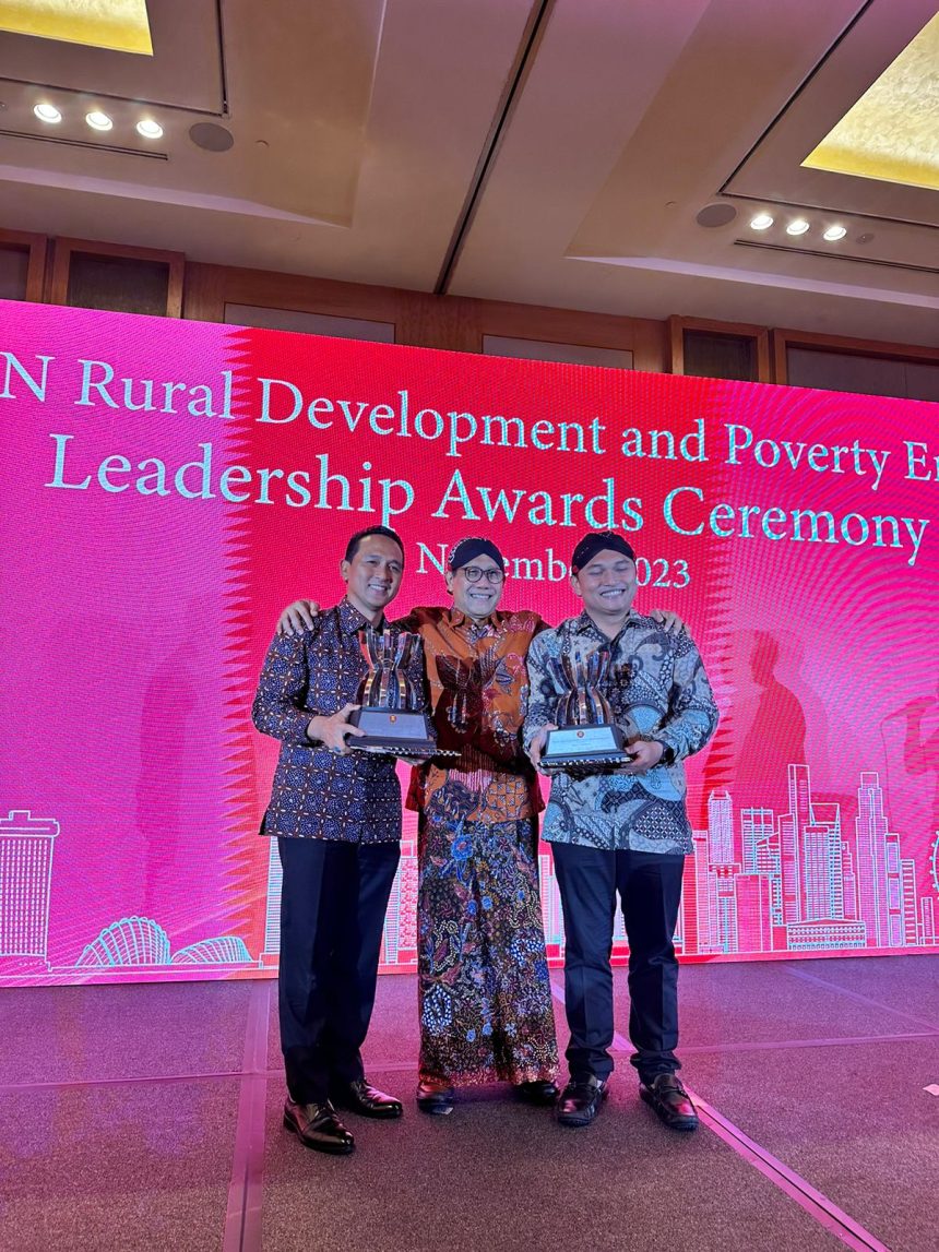 Mendes PDTT atau Gus Halim saat berfoto bersama dalam kegiatan AMRDPE di Singapura. Sumber Foto: Humas Kemendes PDTT.