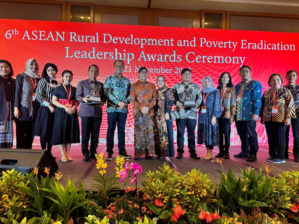 Foto bersama Menteri Desa dengan Perwakilan World Bank. Sumber foto: Humas Kemendes.