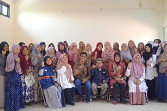 Penyuluhan pembuatan pupuk organik. Sumber foto: Istimewa.