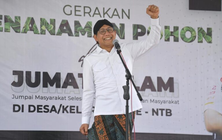 Meneteri Desa Gus Halim saat menghadiri kegaitan Jumat Salam di NTB. Sumber foto: Humas Kemendes PDTTT.