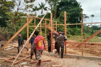 Warga Ninati dan TNI Bahu-membahu dalam Membangun Pasar, Sumber Foto: Istimewa