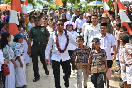 Bupati Banggai Kepulauan Ihsan Basir saat peresmian objek wisata wahana air di Desa Mamulusan, Kecamatan Liang Sumber Foto: banggaikep.go.id