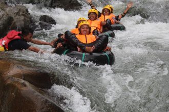 Pengunjung wisata Botu Kapali menikmati wisata river tubing Sumber Foto: jadesta.kemenparekraf.go.id