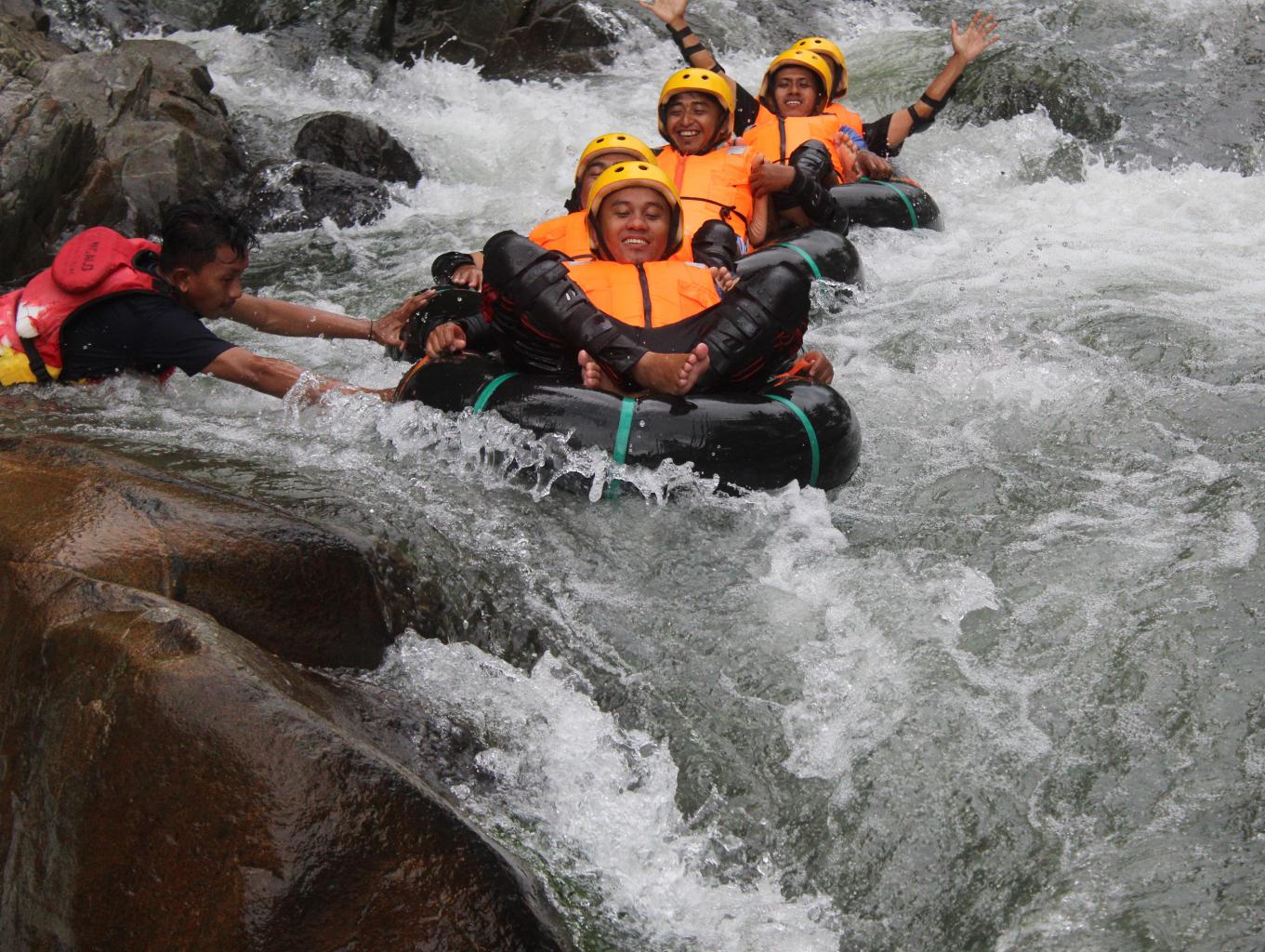 Pengunjung wisata Botu Kapali menikmati wisata river tubing Sumber Foto: jadesta.kemenparekraf.go.id