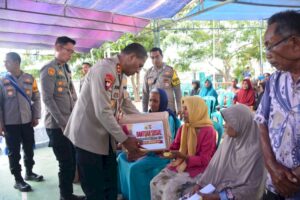 foto kapolda ntt saat kegiatan bansos, sumber foto: Humas polda ntt