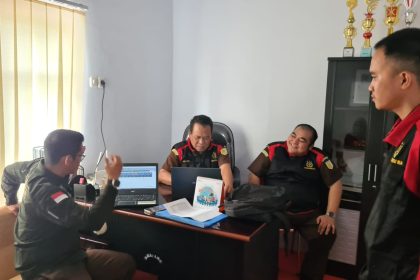 Penyidik Kejati Sulsel saat melakukan penggeledahan di Kantor Desa Paselloreng Sumber Foto: Istimewa