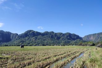 Landscape pegunungan kapur yang menjadi daya tarik Desa Panaikang Sumber Foto: panaikang.sipede.com