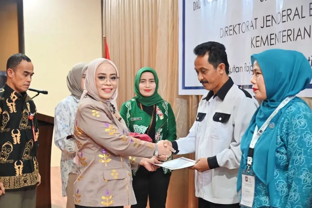 Sekretaris Daerah Provinsi Sulteng Novalina memberikan piagam kepada aparatur desa dalam penutupan pelatihan peningkatan kapasitas aparatur pemerintahan desa Sumber Foto: Istimewa