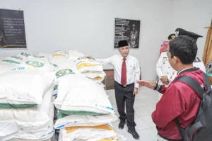 Dorong Kesejahteraan Warga, Bupati Salurkan Bantuan Pangan. Sumber: mubakab.go.id