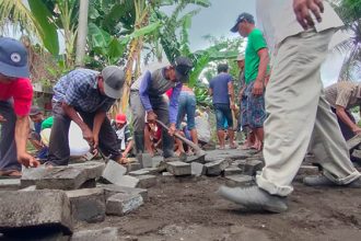 Warga Mundurejo saat melakukan pembongkaran jalan paving. Sumber foto: Istimewa.