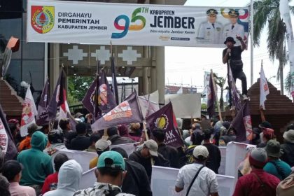 Warga Desa Puger Wetan menggelar aksi unjuk rasa di depan Pendapa Bupati dan DPRD Jember. Sumber foto: Istimewa.