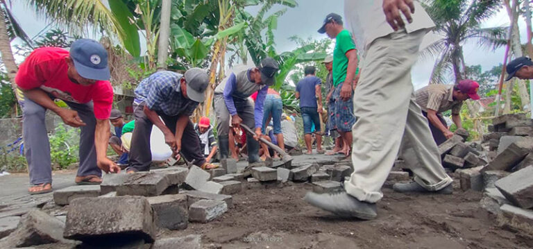 Warga Mundurejo saat melakukan pembongkaran jalan paving. Sumber foto: Istimewa.