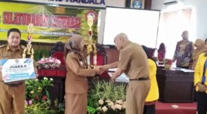 Penyerahan penghargaan juara 1 lomba perpustakaan desa se-Kabupaten Jember. Sumber foto: Pemdes Jambearum.