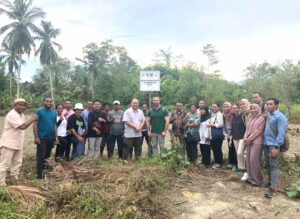 Kelompok Penerima Bantuan (KPB) Program Transformasi Ekonomi Kampung Terpadu (TEKAD) di Desa Usliapan, Teon Nila Serua, Maluku Tengah mempertimbangkan pengembangan usaha tanaman ubi jalar dan kacang tanah di lahan mereka. Sumber foto: Tim TEKAD.