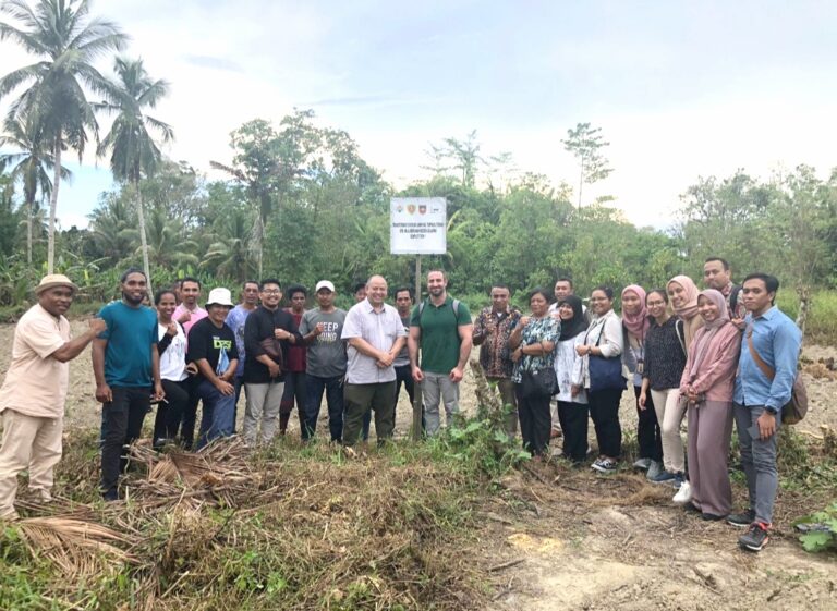 Kelompok Penerima Bantuan (KPB) Program Transformasi Ekonomi Kampung Terpadu (TEKAD) di Desa Usliapan, Teon Nila Serua, Maluku Tengah mempertimbangkan pengembangan usaha tanaman ubi jalar dan kacang tanah di lahan mereka. Sumber foto: Tim TEKAD.