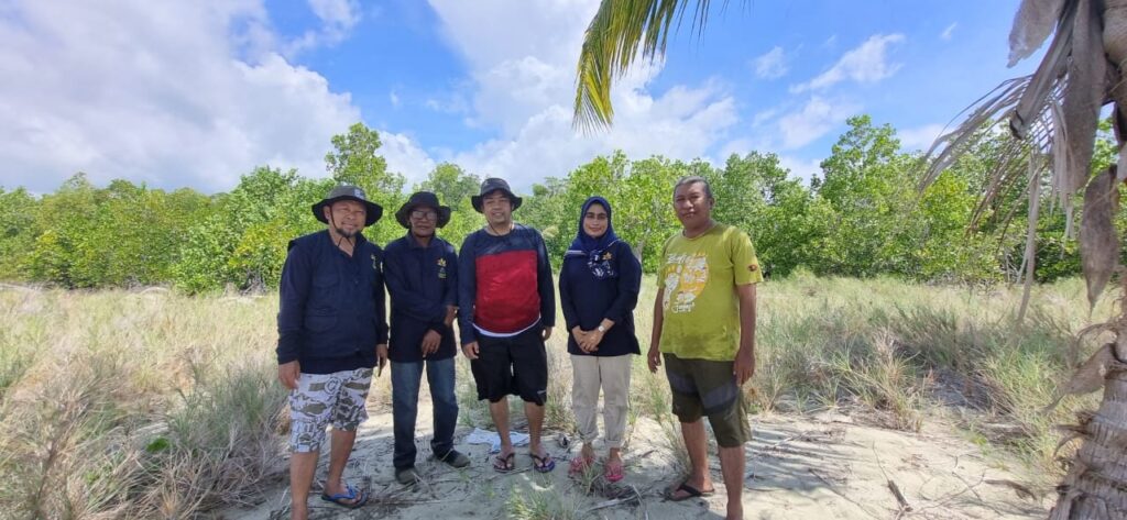 Pemantauan masterplan pengelolaan mangrove Kelompok Kerja Mangrove Daerah (KKMD) Provinsi Gorontalo di Desa Torosiaje, Kecamatan Popayato, Kabupaten Pohuwato Sumber Foto: Istimewa