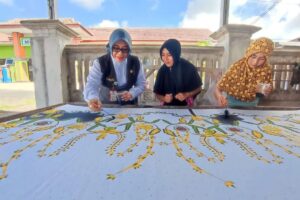 Penjabat Ketua Dewan Kerajinan Nasional Daerah (Dekranasda) Kabupaten Lumajang Rahayu Agus Triyono berkunjung di Rumah Perajin Batik Bambu Mujur. Sumber foto: Diskominfo Lumajang.