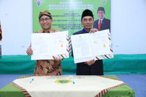 Penandatanganan Nota Kesepakatan dan Perjanjian Kerja Bersama (PKB) antara Kemendes PDTT dengan Sekolah Tinggi Agama Islam (STAI) Ihyaul Ulum Gresik tentang penyelenggaraan Tri Dharma Perguruan Tinggi di desa, daerah tertinggal dan kawasan transmigrasi di Kampus STAI Ihyaul Ulum Gresik, Kamis (30/11/2023). Sumber foto: Humas Kemendes PDTT.