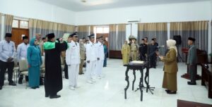 Pj. Bupati Lumajang Indah Wahyun saat melantik 3 Pj Kepala Desa. Sumber foto: Diskominfo Lumajang.