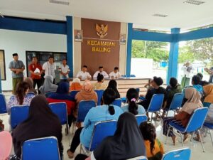 Puluhan warga saat melakukan mediasi di Pendopo Kecamatan Balung. Sumber foto: Istimewa.