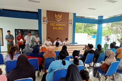 Puluhan warga saat melakukan mediasi di Pendopo Kecamatan Balung. Sumber foto: Istimewa.