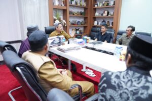 Pj. Sekda Prov Sulsel, Andi Muhammad Arsjad saat menerima kunjungan Kepala Desa Tana Toro, Kecamatan Pitu Riase, Kabupaten Sidrap, Abdullah Paba, bersama para Kepala Dusun di Desa Tana Toro Sumber Foto: sulselprov.go.id