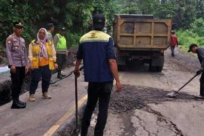 Jalan Lintas Sumatera Rusak, Sementara Ditimbun Batu Agregat. Sumber: Istimewa