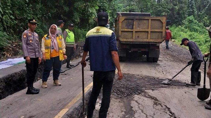 Jalan Lintas Sumatera Rusak, Sementara Ditimbun Batu Agregat. Sumber: Istimewa