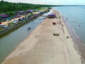 Keindahan Pantai Sipakario di Desa Wisata Nipah-nipah. Sumber foto : Dok. Kemenparekraf.