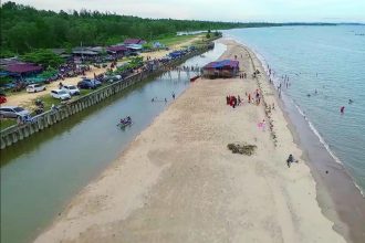 Keindahan Pantai Sipakario di Desa Wisata Nipah-nipah. Sumber foto : Dok. Kemenparekraf.