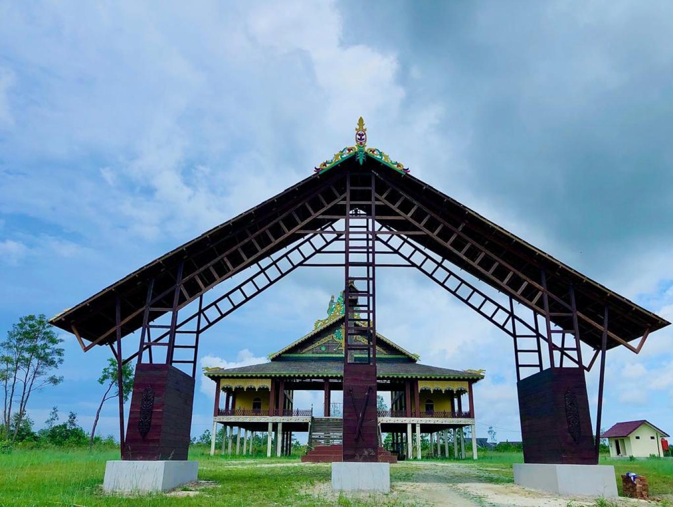 Keindahan Rumah adat Kuta. Sumber foto : Dok. Kemenparekraf.