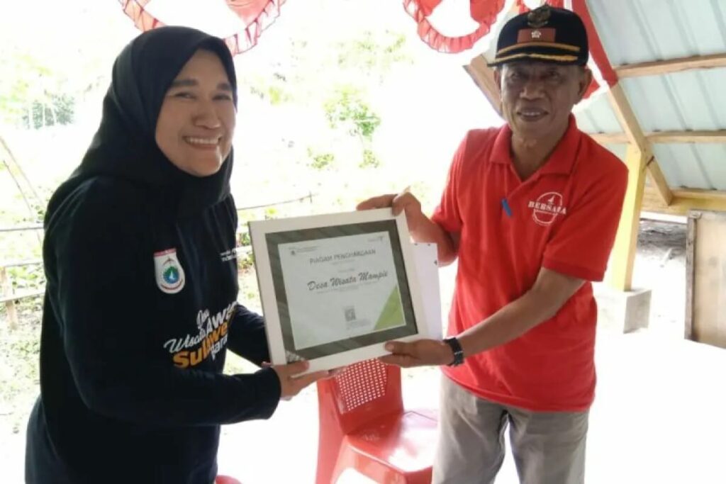 Penyerahan piagam penghargaan Desa Wisata Award Sumber Foto: Istimewa