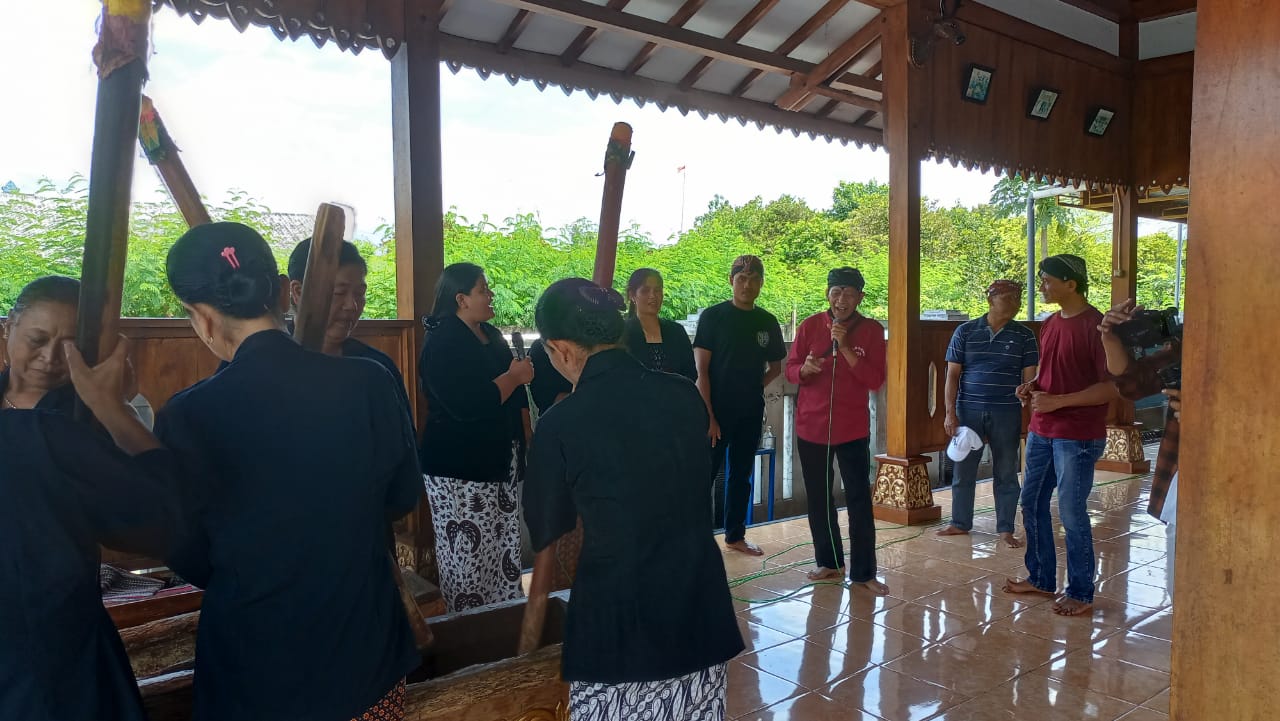Wisata Lesung di Desa Wisata Sambongrejo. Sumber foto : Dok. Pengelola Desa Wisata Sambongerejo.